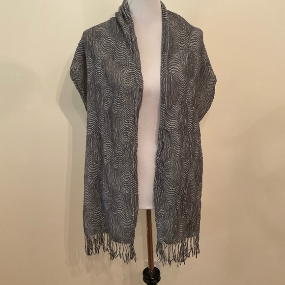 Womens fringed  scarf - Picture 3 of 3